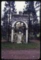 Domont. - Château d'Ombreval : arc de triomphe antique dans le parc.