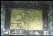 Ronquerolles. - Maison de Félix Martin-Sabon : bas-relief en terre cuite représentant une baigneuse séchant ses cheveux.