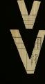1 vue  - Seconde Guerre mondiale. - Lettres de papier découpées formant le V de la victoire. (ouvre la visionneuse)