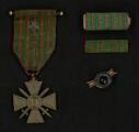  - Croix de guerre pour la bataille de l’Aisne du 22 mai 1917 : médaille, boutonnière, rubans. (ouvre la visionneuse)