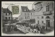 2 vues  - « 26. Beaumont-sur-Oise. Place de l\'Hôtel de ville et avenue du château. Un jour de marché ». Imp. André Cayeux, Persan-Beaumont. (ouvre la visionneuse)