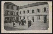 2 vues  - « 30. Beaumont-sur-Oise. La cour du pensionnat de demoiselles ». Imp. André Cayeux, Persan-Beaumont. (ouvre la visionneuse)