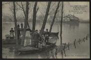 2 vues  - « La crue de l\'Oise à Beaumont, en janvier 1910. La distribution des lettres aux mariniers ». Frémont édit., Beaumont-sur-Oise. (ouvre la visionneuse)