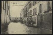 2 vues  - « 23. Inondations. Janvier 1910. Bezons. Rue de Paris. Vue prise de la rue de Sartrouville ». Cliché Carlier. (ouvre la visionneuse)