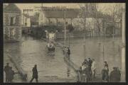 2 vues  - « 1. Inondations. Janvier 1910. Bezons. Vue générale de la place du Marché ». Cliché Carlier. (ouvre la visionneuse)