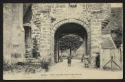 2 vues  - « Cergy. Porte fortifiée de l\'ancien prieuré ». A. Breger Frères, 9 rue Thénard, Paris. (ouvre la visionneuse)