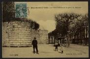 2 vues  - « 82. Bords de l\'Oise. Beaumont-sur-Oise. Le vieux château et la place du marché ». Collection Dette. (ouvre la visionneuse)