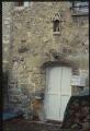 1 vue Champagne-sur-Oise. - Maison située rue des Martyrs : détail de la porte de la façade arrière donnant sur la cour.