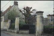 1 vue Champagne-sur-Oise. - Maison de notable située rue de Jouy : vue sur la grille et les piliers de l'entrée de la propriété.