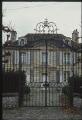 1 vue Champagne-sur-Oise. - Maison de notable située rue de Jouy : vue prise à travers la grille d'entrée.