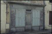 1 vue Champagne-sur-Oise. - Ancienne boutique située rue des Martyrs : devanture.