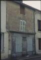 1 vue Champagne-sur-Oise. - Ancienne boutique située rue des Martyrs : façade.