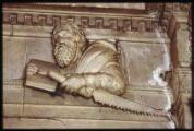 1 vue Ennery. - Église Saint-Aubin : détail d'une frise avec la représentation de saint Simon.