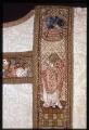 1 vue L'Isle-Adam. - Église Saint-Martin : détail représentant saint Denis sur une chasuble en tissu brodé située dans la sacristie.