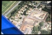 1 vue Puiseux-Pontoise. - Vue aérienne sur une ferme.
